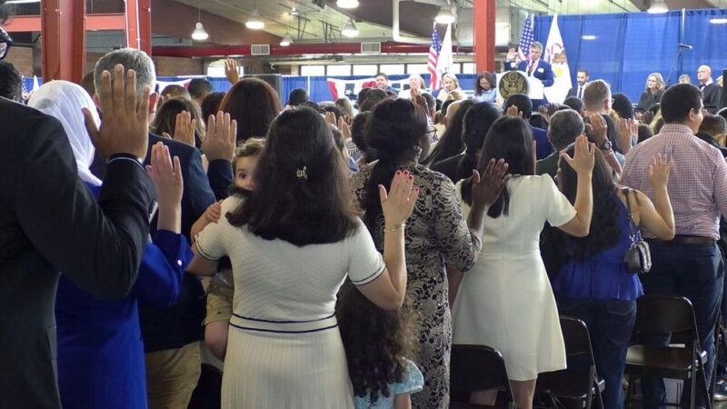 Some of the nearly 400 individuals take an oath to the U.S. to become naturalized citizens in Springfield, Illinois on Aug. 13, 2025. Photo: Greg Bishop / The Center Square